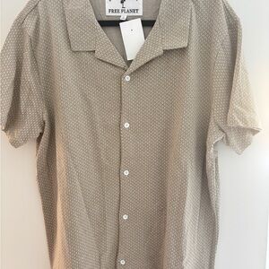NWT Free Planet Men's Beige Pattern Short Sleeve Shirt “Lost in Paradise” Size L